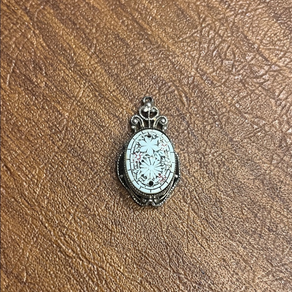Elegant Silver Pendant with Intricate Design